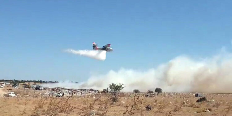 Çöplükteki yangın, ormana sıçramadan söndürüldü
