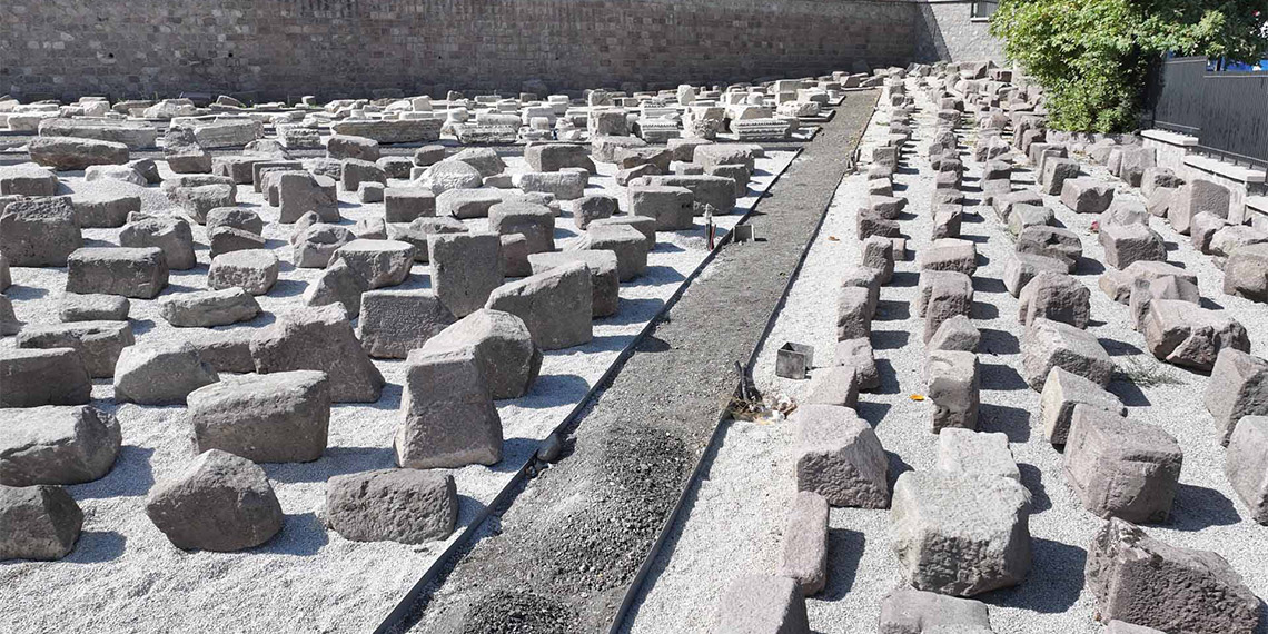 Ankara Büyükşehir Belediyesi Kültür ve Tabiat Varlıkları Daire Başkanlığı tarafından iki bin yıllık Antik Roma Tiyatrosu ve Arkeopark alanında gerçekleştirilen restorasyon ve kazı çalışmaları devam ediyor. 