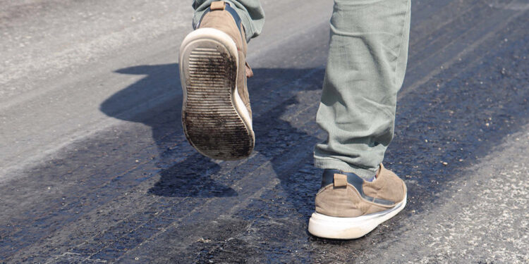 Denizli'de sıcak hava nedeniyle asfalt eridi