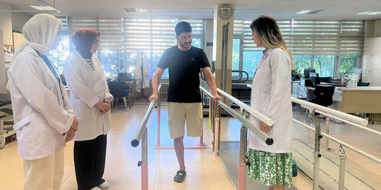 Depremde bacağını kaybeden Ayhan, adım atmak için gün sayıyor