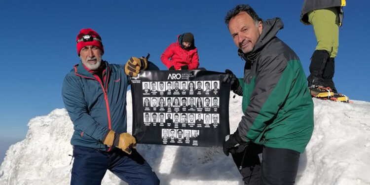 Depremde ölen rehberler Ağrı Dağı'nda anıldı