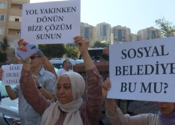 'Depreme dayanıksız' sitenin sakinlerinden protesto