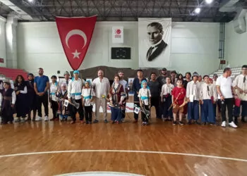 Depremzede sporcular, türk okçuluk turnuvası'nda ok attı