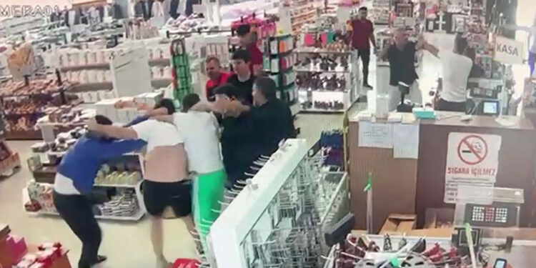 Dinlenme tesisindeki kavga kamerada; 6 yaralı