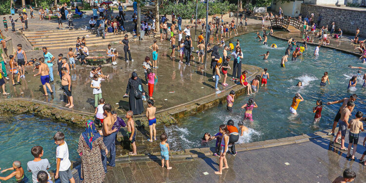 Diyarbakır'da hava sıcaklığı 48 derceye ulaştı