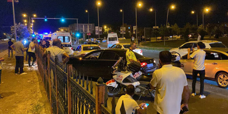 Diyarbakır'da iki ayrı kazada 3’ü ağır 16 yaralı