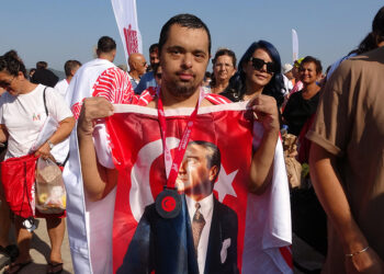 Down sendromlu milli yüzücü, boğazı yüzerek geçti