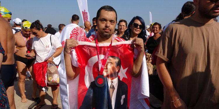 Down sendromlu milli yüzücü, boğazı yüzerek geçti