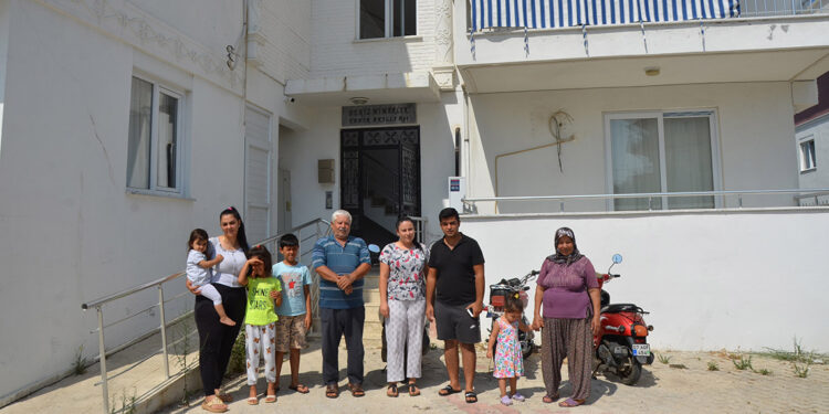 Duvarlarında çatlaklar oluşan binada oturanlar yardım istedi