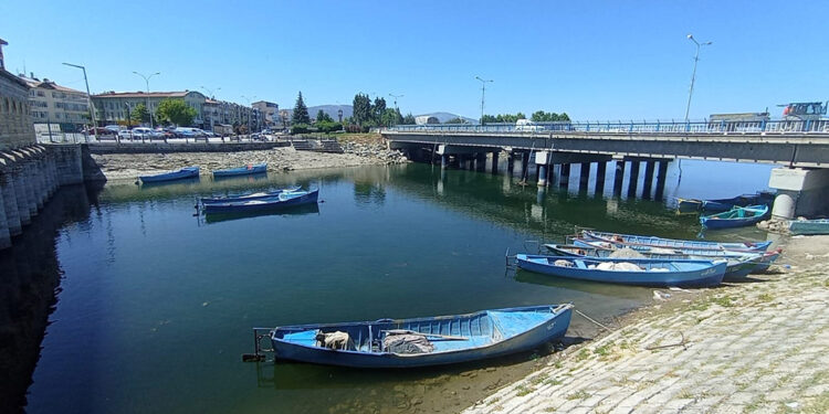 Eğirdir ve Beyşehir gölleri kritik düzeyin altına indi