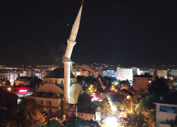 Elazığ'da hasarlı cami minaresi kontrollü olarak yıkıldı