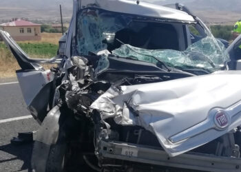 Elazığ'da traktör ile hafif ticari araç çarpıştı: 5 yaralı