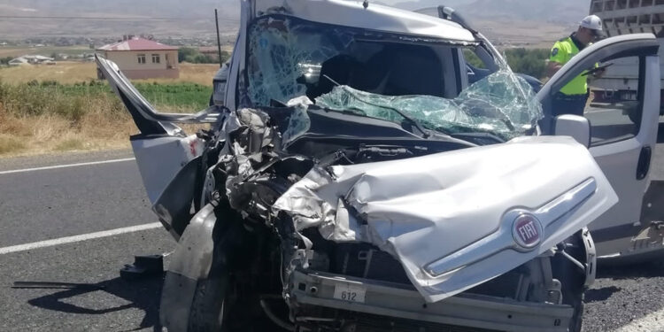 Elazığ'da traktör ile hafif ticari araç çarpıştı: 5 yaralı