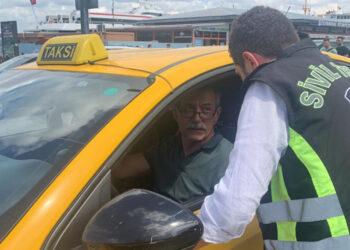 Eminönü'nde denetim yapan sivil polisler ceza yağdırdı
