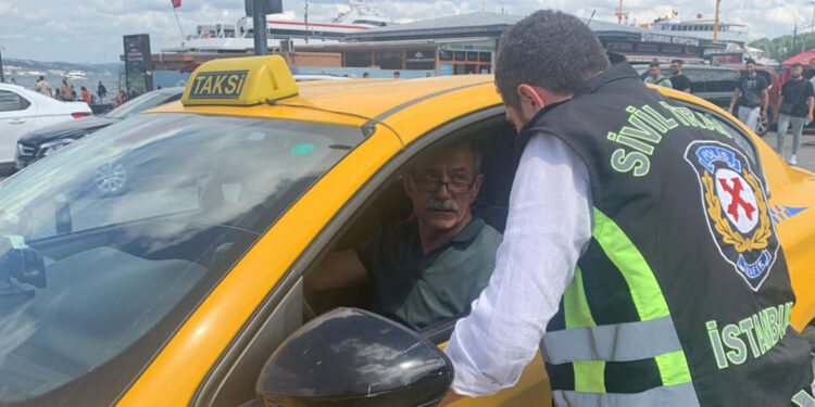 Eminönü'nde denetim yapan sivil polisler ceza yağdırdı