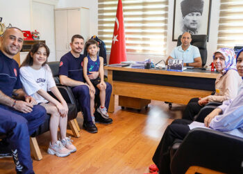 Enkaz altındaki ailesini tükürüğüyle hayata bağladı