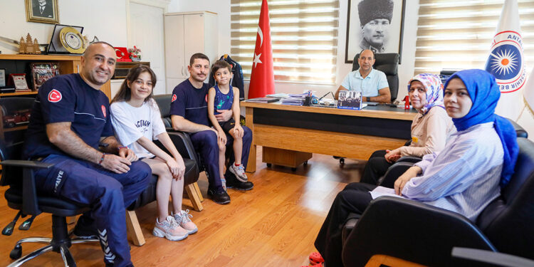 Enkaz altındaki ailesini tükürüğüyle hayata bağladı