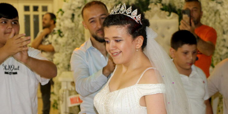 Epilepsi hastası kızına damatsız düğün yaptı