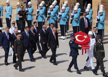 Erdoğan, YAŞ üyeleriyle Anıtkabir'i ziyaret etti