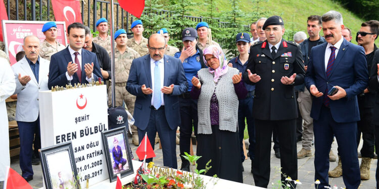 Eren Bülbül ölümünün 6'ncı yıl dönümünde kabri başında anıldı