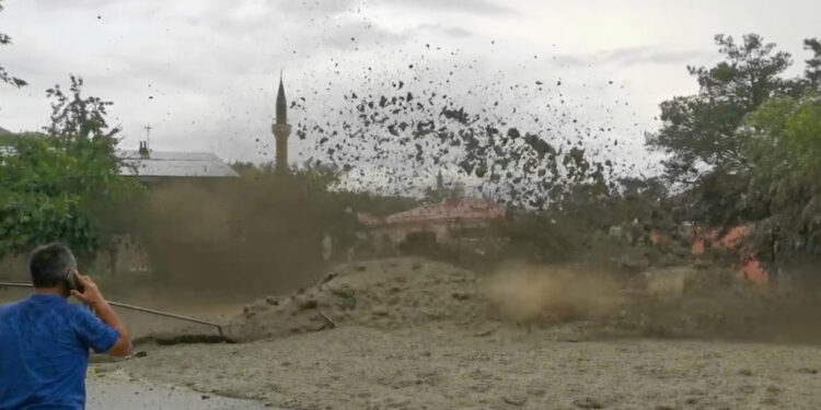 Erzincan'da sağanak sele neden oldu