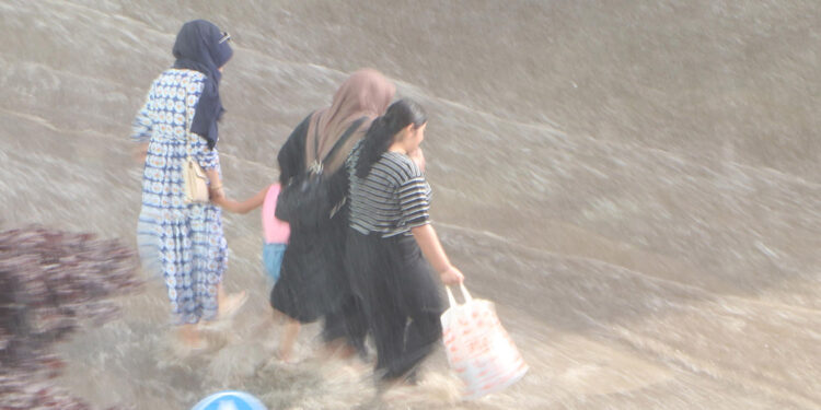 Erzurum'da sağanak; yollar göle döndü