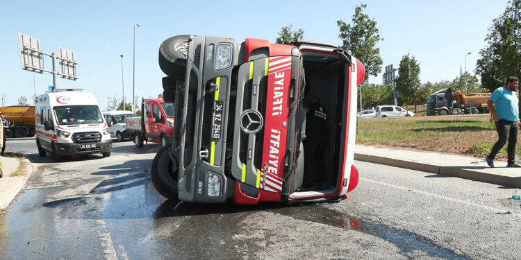 Esenler'de yangına giden itfaiye aracı devrildi: 2 yaralı