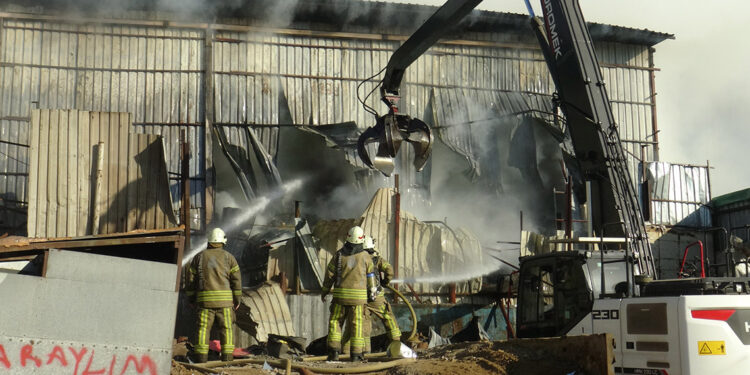 Esenyurt’ta hurda atık dönüşüm tesisinde yangın