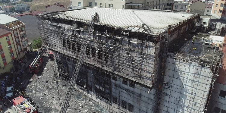 Esenyurt'ta kültür merkezinde yangın