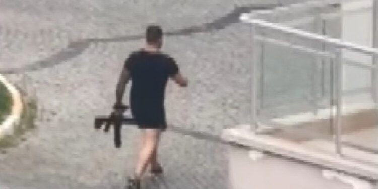 Esenyurt'ta pompalı tüfekle iş yerine ateş açtı