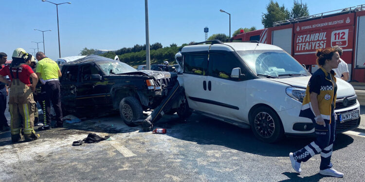 Esenyurt'ta zincirleme kaza: 3 kişi yaralandı