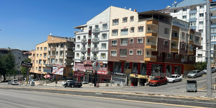 Evden çıkması için kiracısına 200 bin lira teklif etti