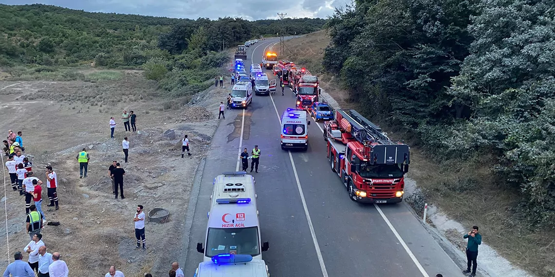 Eyupsultanda otobus devrildi cok sayida yarali varh - öne çıkan - haberton