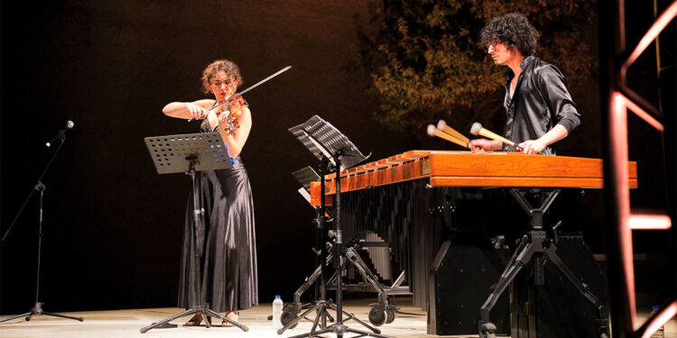 Ezgi Su Apaydın ve Elman Mecid Gümüşlük’te konser verdi