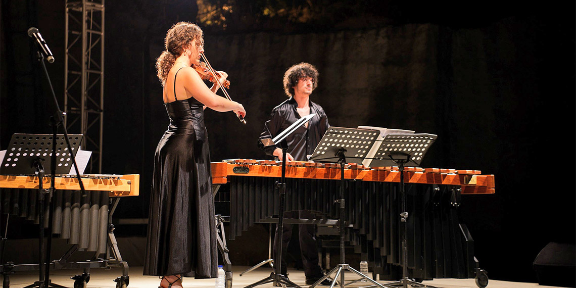 20. Uluslararası Gümüşlük Müzik Festivali kapsamında Ezgi Su Apaydın ve Elman Mecid Gümüşlük’te konser verdi.