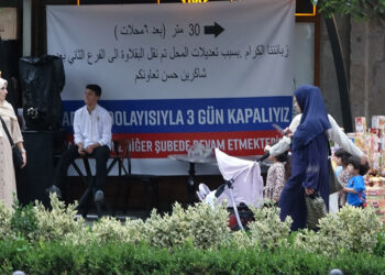 Fahiş fiyat mührüne 'tadilattayız' afişli kamuflaj