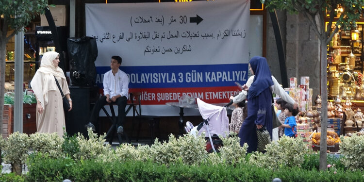 Fahiş fiyat mührüne 'tadilattayız' afişli kamuflaj