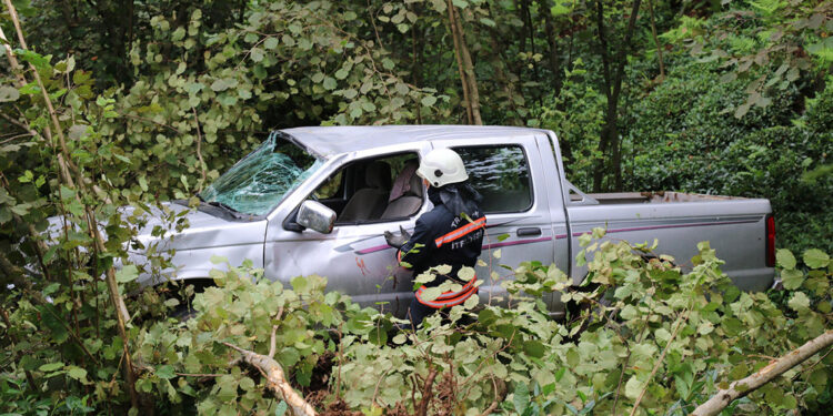 Fındık bahçesine yuvarlanan kamyonetteki 2 kişi yaralandı