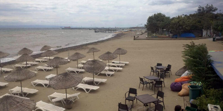 Fırtınanın etkili olduğu Şarköy'de 'denize girmeyin' anonsu