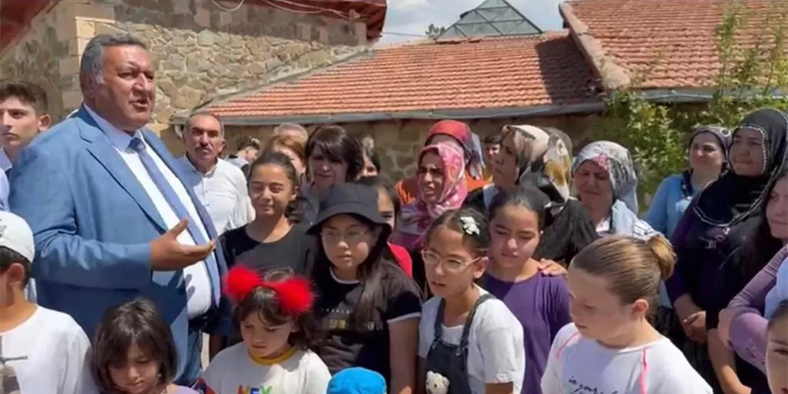 Chp niğde milletvekili ömer fethi  gürer “ cumhurbaşkanı  seçim öncesi kapalı köy okullarını açacağız” dedi. Seçim bitti. Öğrencisi olan köy okulları kapanıyor”