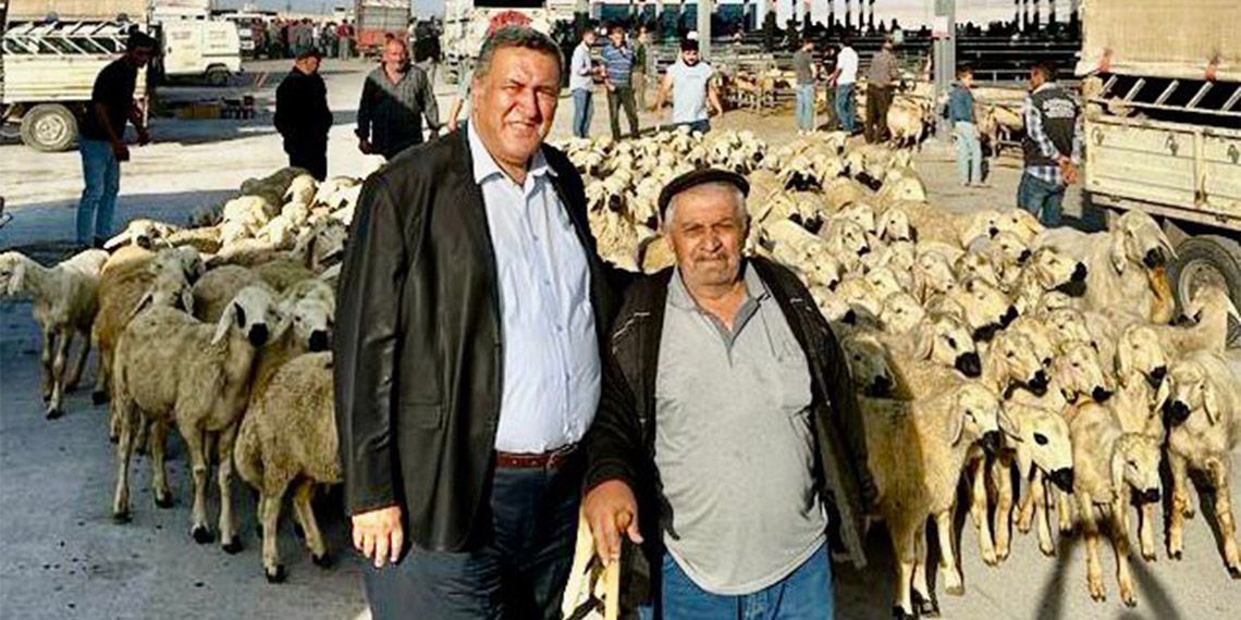 CHP Niğde Milletvekili Ömer Fethi Gürer, Niğde’de küçükbaş hayvan satıcılarının sorunlarını dinledi. CHP Milletvekili Ömer Fethi Gürer, "Üretici okul kıyafeti alabilmek için koyunlarını satıyor" dedi.