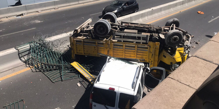 Freni boşalan kamyon alt geçitteki aracın üzerine düştü