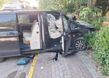 Freni boşalan tur minibüsü ağaca çarptı; 6 yaralı