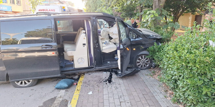 Freni boşalan tur minibüsü ağaca çarptı; 6 yaralı