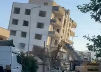 Gaziantep'te ağır hasarlı 5 katlı bina, yıkım sırasında çöktü