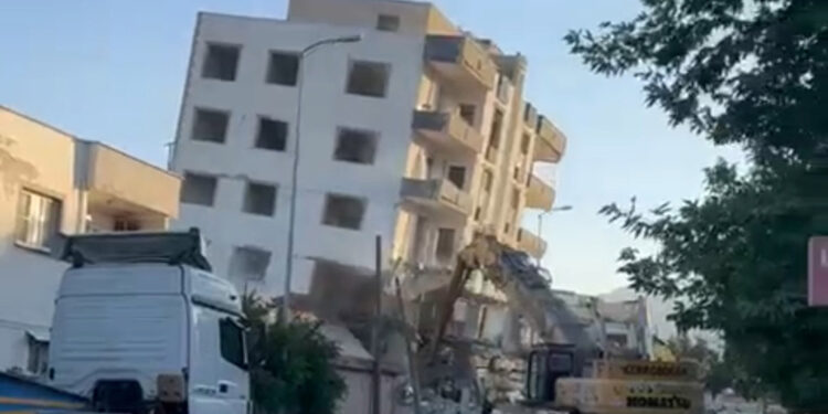 Gaziantep'te ağır hasarlı 5 katlı bina, yıkım sırasında çöktü