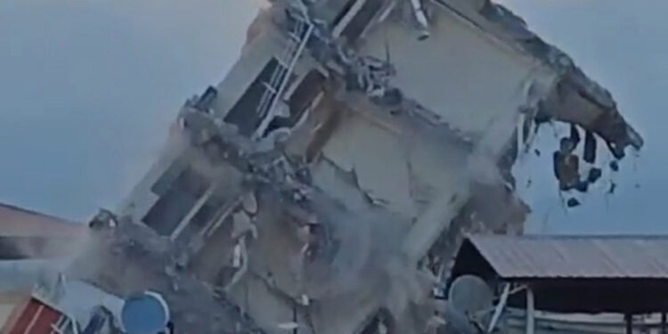 Gaziantep'te ağır hasarlı bina çelik halatlarla yıkıldı