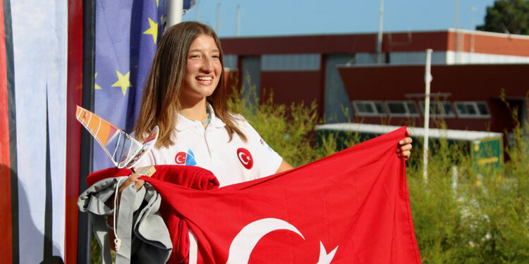 Göztepeli Defne Simay Başdağ, dünyanın zirvesinde