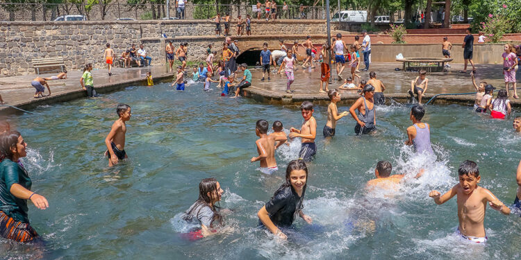Güneydoğu'da hava sıcaklığı 40 dereceyi aştı