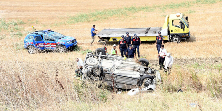 Hafif ticari araç şarampole devrildi: 9 yaşındaki Meral öldü